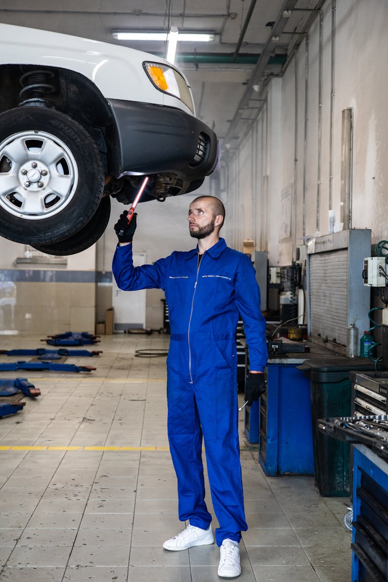 Mekaniker arbejder på Opel